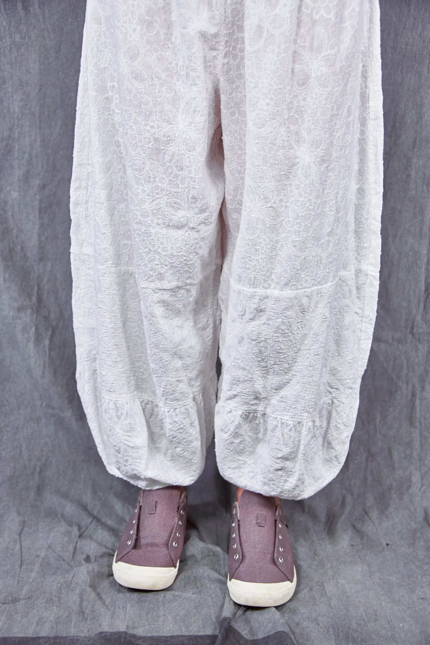 3224 White Embroidered Cotton Meadow Pant-U