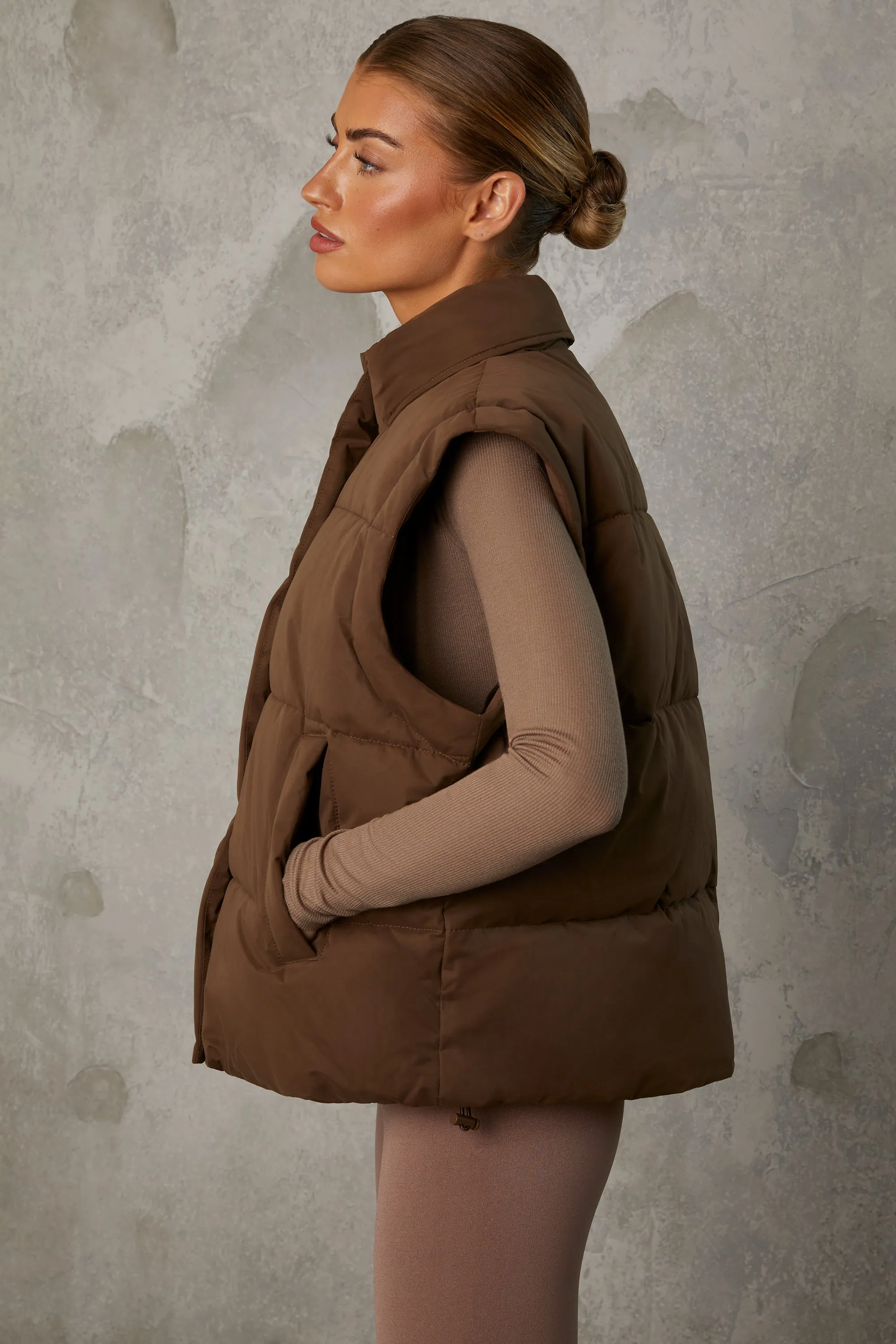 Essential - Cropped Puffer Jacket with Detachable Sleeves in Cocoa Brown