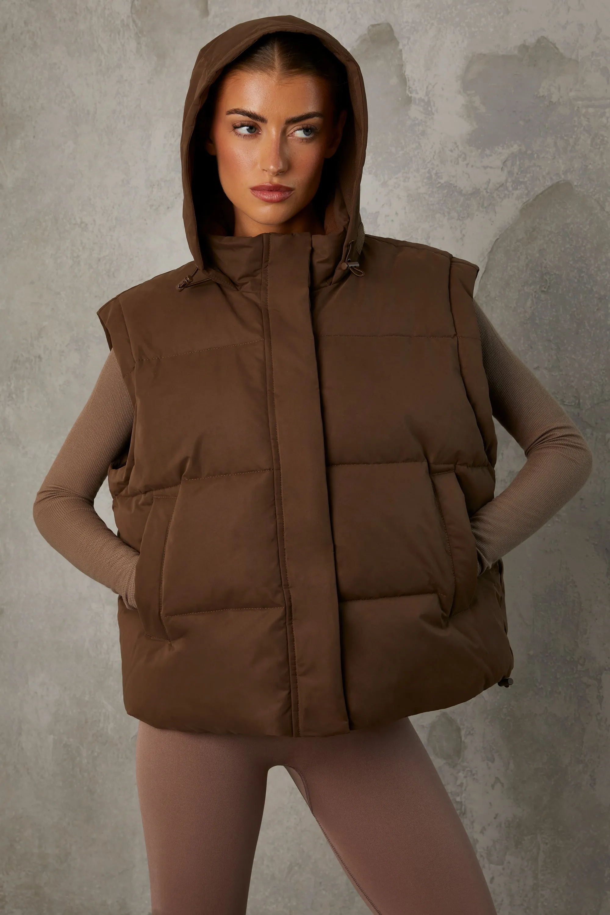 Essential - Cropped Puffer Jacket with Detachable Sleeves in Cocoa Brown