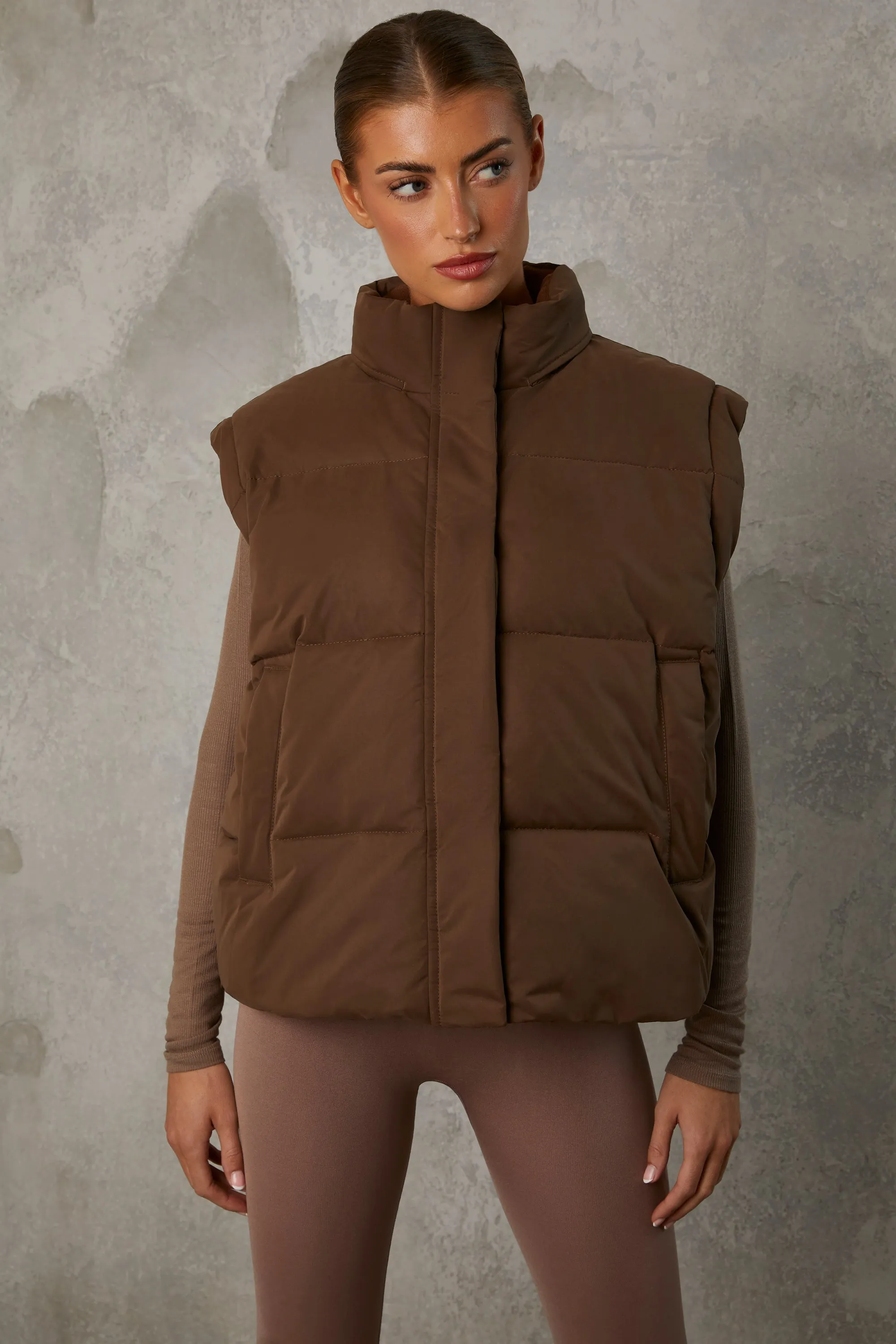 Essential - Cropped Puffer Jacket with Detachable Sleeves in Cocoa Brown