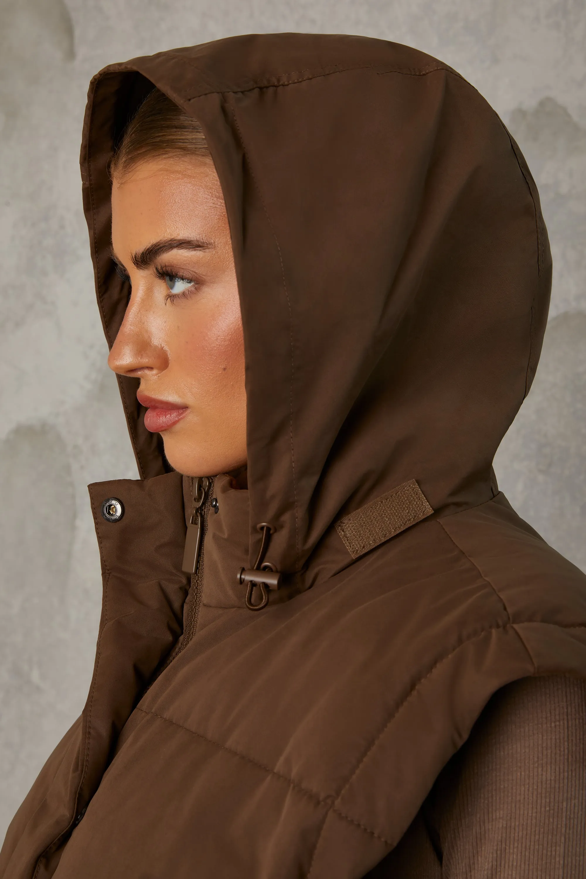 Essential - Cropped Puffer Jacket with Detachable Sleeves in Cocoa Brown