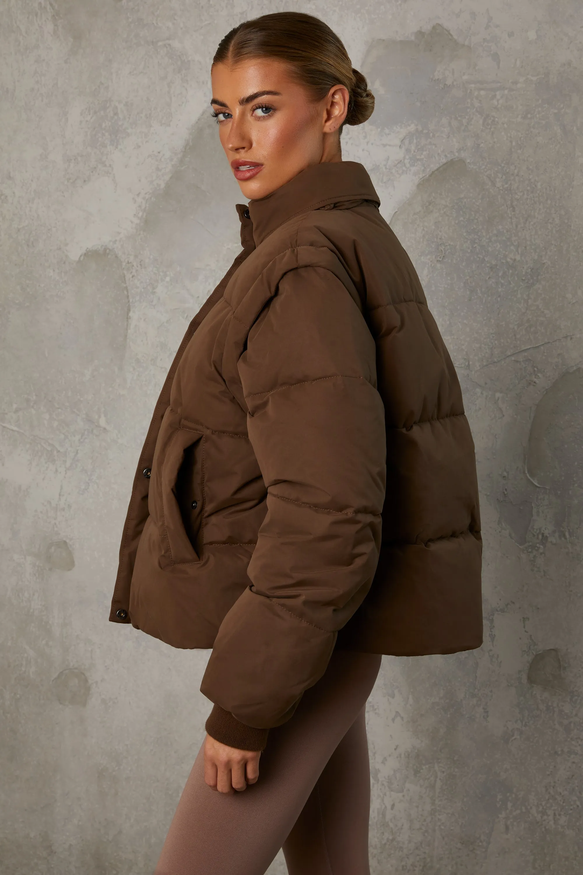 Essential - Cropped Puffer Jacket with Detachable Sleeves in Cocoa Brown