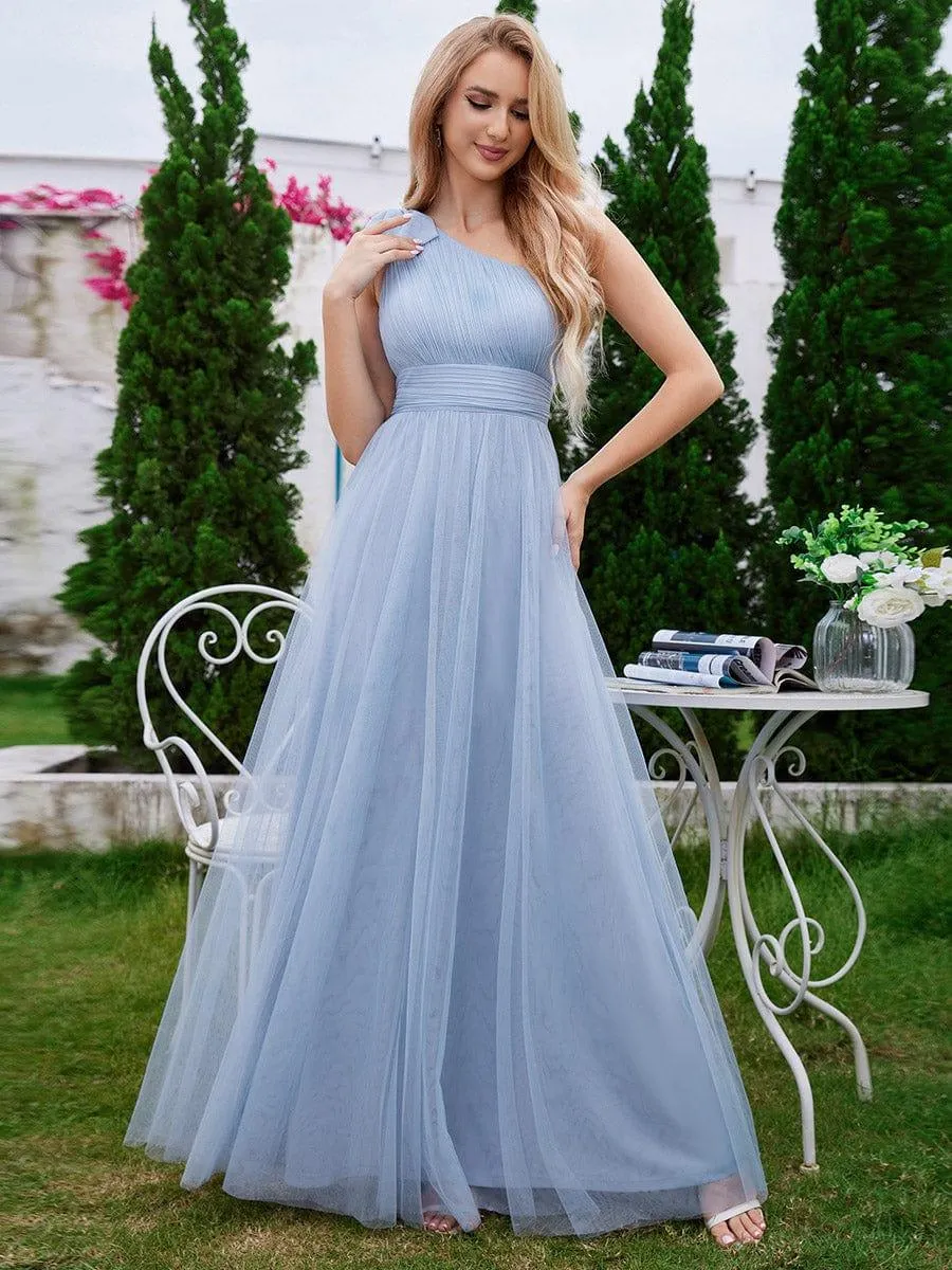 Robe de demoiselle d'honneur trapèze en tulle romantique avec une épaule et un nœud papillon